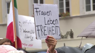 Rund 100 Menschen haben sich in der Vergangenheit vor dem Heidelberger Rathaus versammelt. Sie solidarisierten sich bei einer Kundgebung mit den Protesten im Iran.