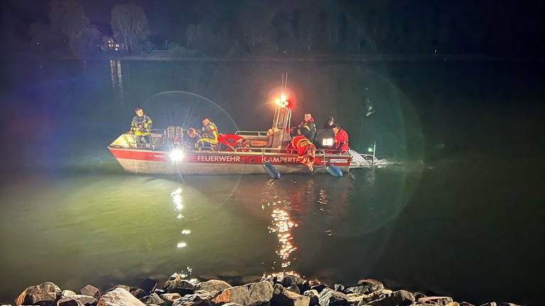 Ein Auto ist am Freitag in Lampertheim in den Rhein gerollt. Rettungskräfte der DLRG, der Feuerwehr und der Polizei waren im Einsatz.