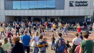 Tanz Flashmob am neuen Karlstorbahnhof