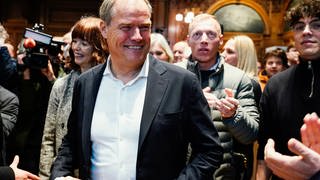 Eckart Würzner (parteilos), amtierender Oberbürgermeister der Stadt Heidelberg, kommt im Rathaus bei der Oberbürgermeisterwahl in den Ratssaal. 