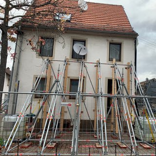 An diesem Haus in Wiesloch ist eine Wand weggebrochen