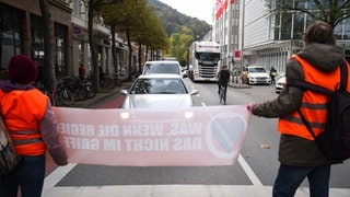 Klimaaktivisten der "Letzten Generation" blockieren die Sophienstraße in Heidelberg