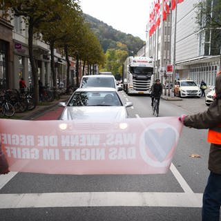 Klimaaktivisten der "Letzten Generation" blockieren die Sophienstraße in Heidelberg