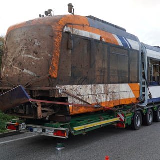 Die RNV-Straßenbahn nach der Bergung