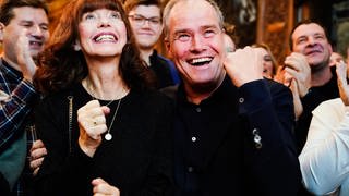 Eckart Würzner freut sich mit seiner Frau über Sieg bei OB-Wahl in Heidelberg
