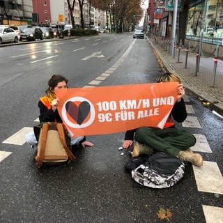 Klima-Aktivisten haben sich auf der Straße vor dem Mannheimer Hauptbahnhof festgeklebt