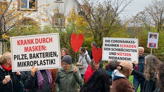 Demonstranten vor dem Amtsgericht Weinheim