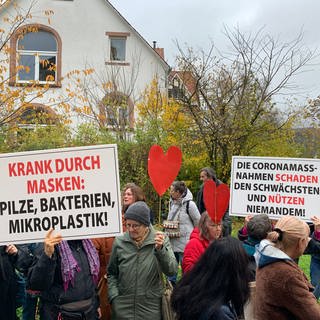Demonstranten vor dem Amtsgericht Weinheim