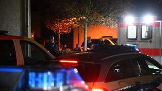 Polizei, Blaulicht und Rotes-Kreuz-Rettungswagen in Hockenheim 