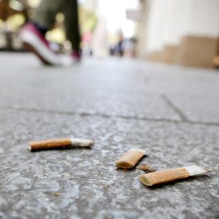Zigarettenstummel auf dem Boden