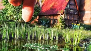 Eine gebastelte Modellbau-Landschaft 