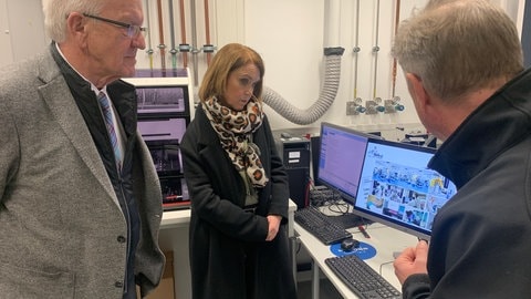 Minsterpräsident Winfried Kretschmann und Wissenschaftsministerin Petra Olschowski beim Rundgang an der Hochschule Mannheim