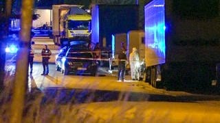 In einem Auto in Sinsheim (Rhein-Neckar-Kreis) ist eine tote Person aufgefunden worden. 