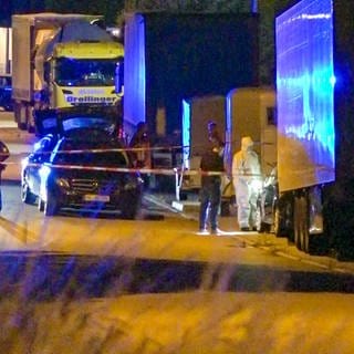 In einem Auto in Sinsheim (Rhein-Neckar-Kreis) ist eine tote Person aufgefunden worden. 