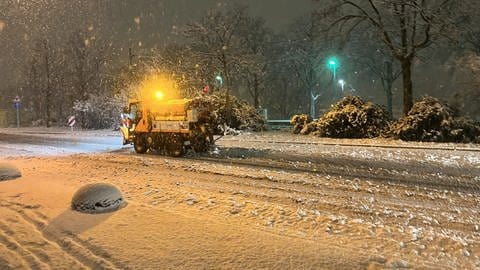 Ein Räumfahrzeug auf einer verschneiten Straße in Mannheim