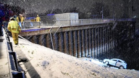 Durchbrochenes Geländer, Auto am Neckarufer, Schnee