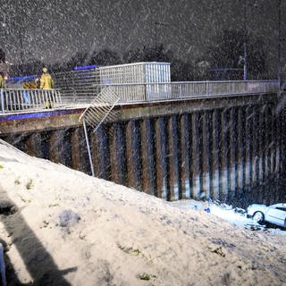 Durchbrochenes Geländer, Auto am Neckarufer, Schnee