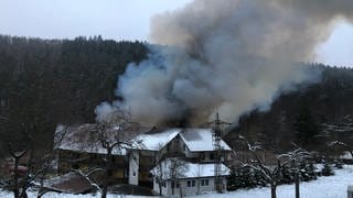 Die Scheune des Gasthofs "Linkenmühle" in Walldürn steht in Flammen