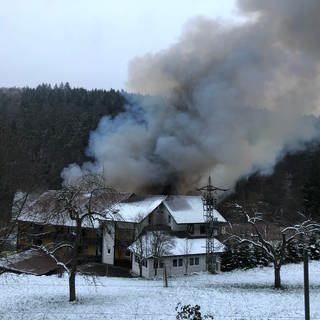 Die Scheune des Gasthofs "Linkenmühle" in Walldürn steht in Flammen