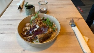 Leckeres Essen aus geretteten Lebensmitteln, zubereitet im Restaurant "Glückstein"  von Roman Kress