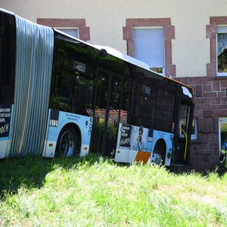 Der Linienbus krachte gegen ein Wohnhaus. 