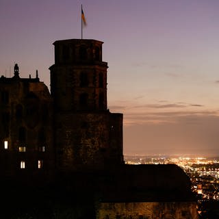 Das Heidelberger Schloss im Dunkeln - man sieht nur noch die Silhouette
