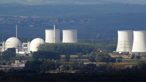 Das Atomkraftwerk (AKW) Biblis in Südhessen, aufgenommen am 05.10.2012 aus ca. 20 Kilometern Entfernung. 