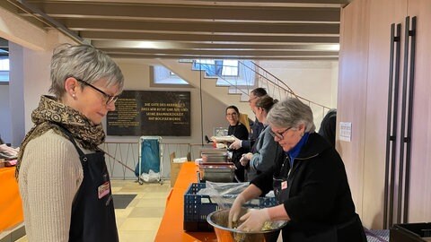 Essensausgabe bei der Vesperkirche in Mannheim