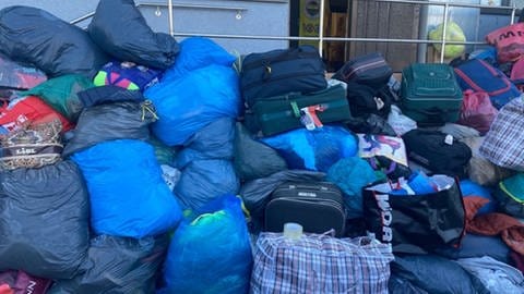 Koffer voller Hilfsgüter sollen ins Erdbebengebiet gebracht werden