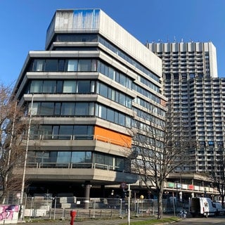 Der Büroturm des Collini Centers soll einem Neubau weichen.