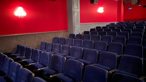 Kino mit blauen Sitzen im Gloria-Kino in Heidelberg