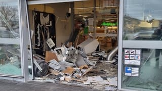 Unbekannte haben einen Geldautomaten im Vorraum eines Supermarktes in Walldorf (Rhein-Neckar-Kreis) gesprengt. 