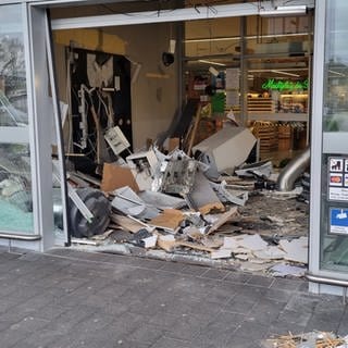 Unbekannte haben einen Geldautomaten im Vorraum eines Supermarktes in Walldorf (Rhein-Neckar-Kreis) gesprengt. 