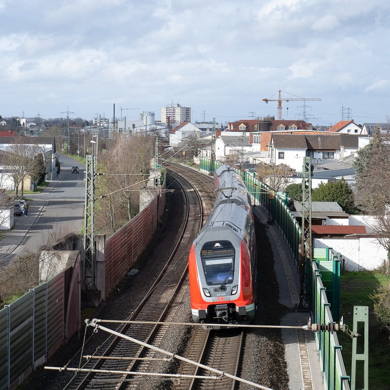 Ein Zug fährt auf der Riedbahn am Bahnhof Lampertheim  (Foto: dpa Bildfunk, picture alliance/dpa | Sebastian Gollnow)