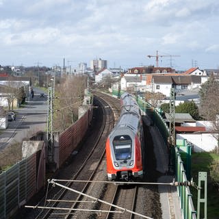 Ein Zug fährt auf der Riedbahn am Bahnhof Lampertheim 