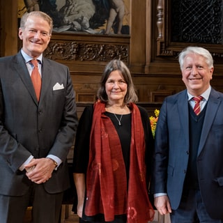 Die künftige Rektorin der Universität Heidelberg, Prof. Dr. Frauke Melchior, mit dem bisherigen Amtsinhaber Prof. Dr. Bernhard Eitel (rechts) und Prof. Dr. Hanns-Peter Knaebel, Vorsitzender des Universitätsrats.