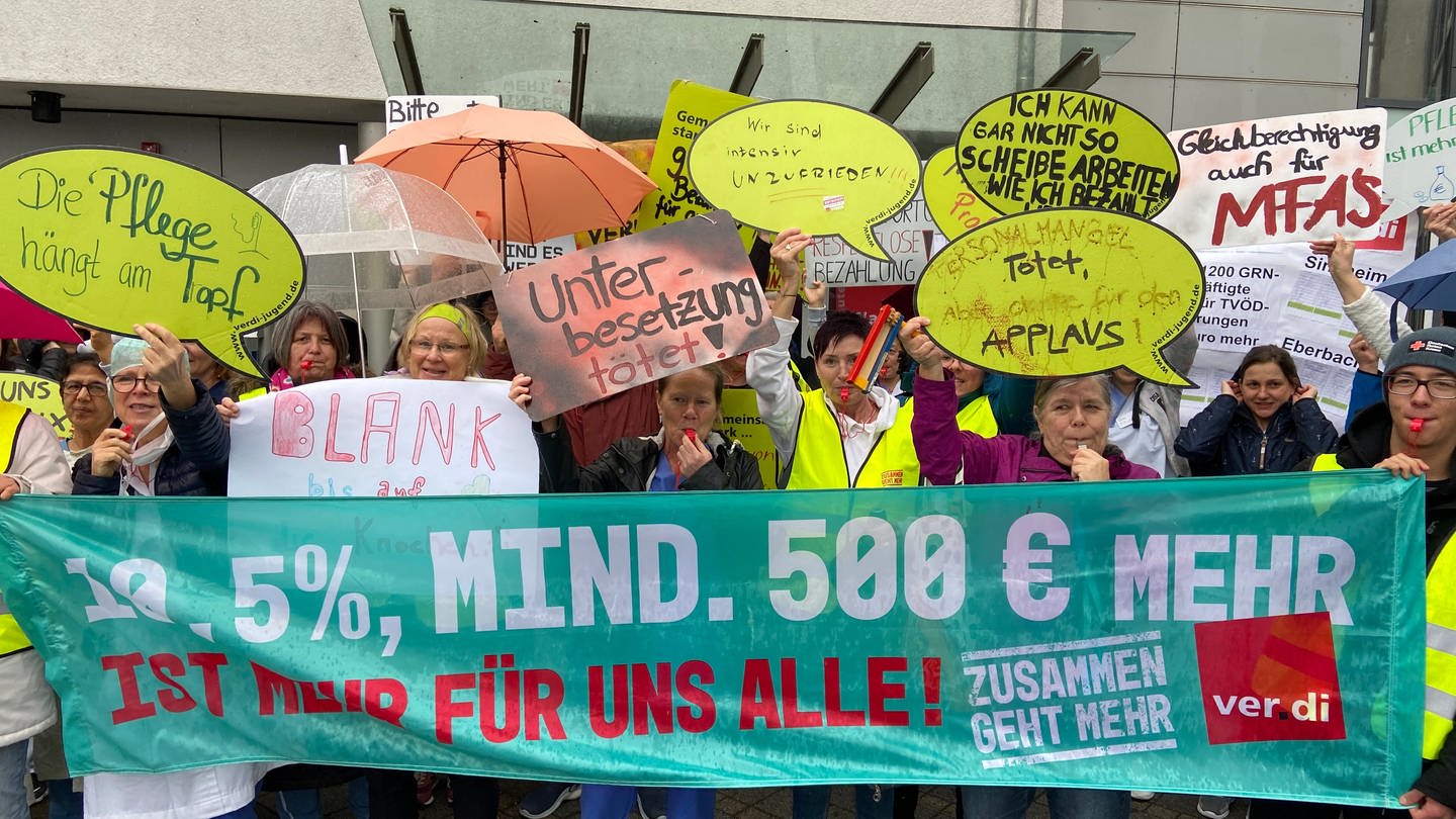 Beschäftigte der GRN-Klinik Schwetzingen streiken, weil sie Lohnkürzungen befürchten.