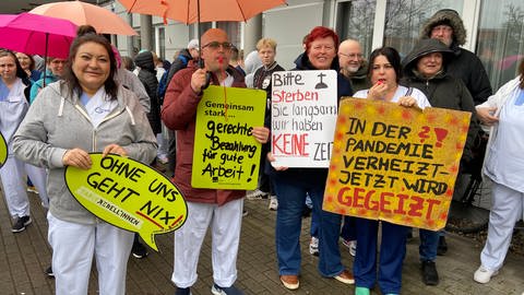 Beschäftigte der GRN-Klinik Schwetzingen streiken.