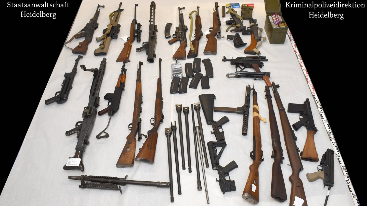 Diese und weitere Waffen stellte die Polizei bei dem 70-Jährigen sicher