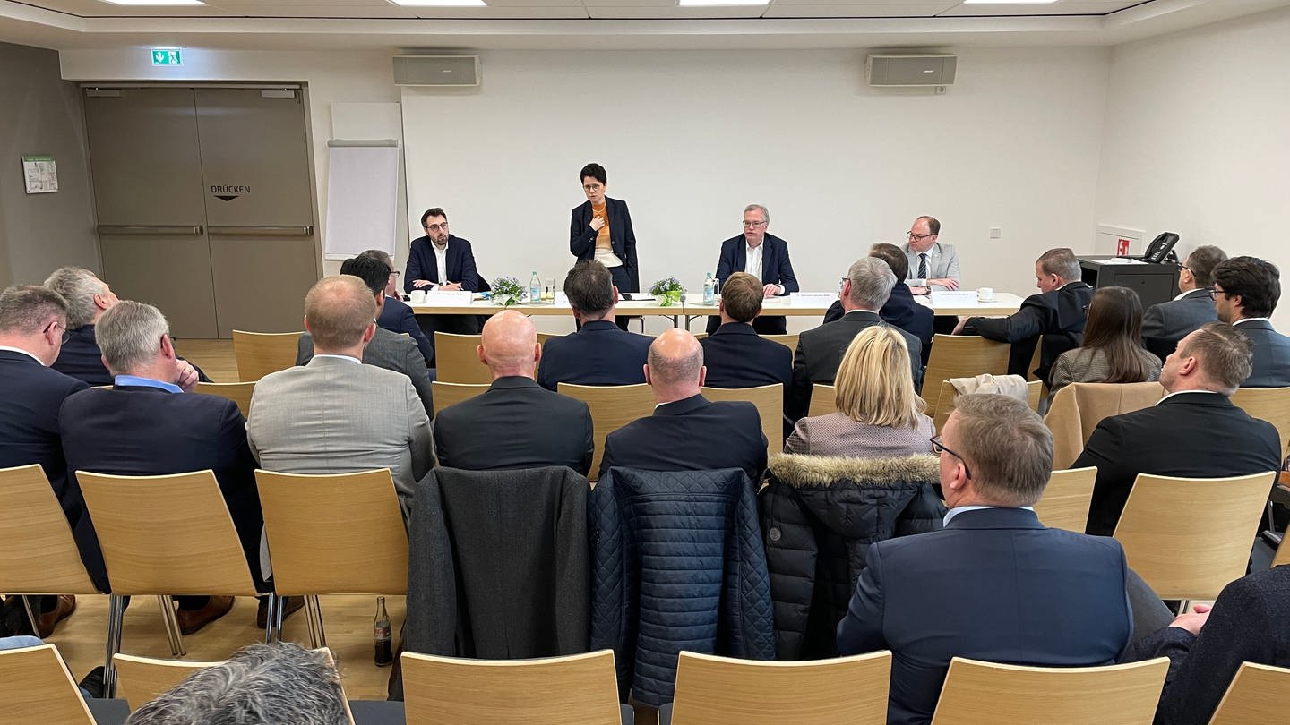 In Sinsheim hat sich Landes-Justiz- und Migrationsministerin Marion Gentges heute mit mehr als 20 Bürgermeisterinnen und Bürgermeistern aus dem Rhein-Neckar-Kreis getroffen.