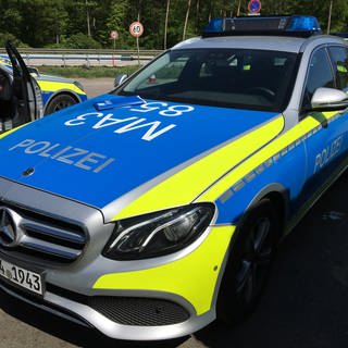 Mehrere Polizeiautos haben bei einer Verkehrskontrolle angehalten. 