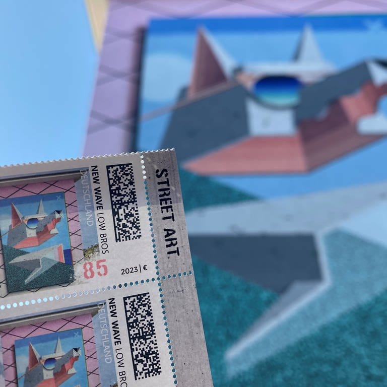 Mannheimer Mural und Briefmarke nebeneinander