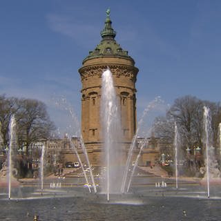 Wasserspiele am Wasserturm in Mannheim