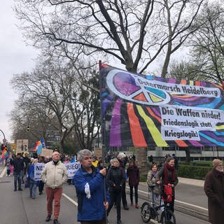 Rund 250 Personen haben am Karsamstag laut Polizei am Ostermarsch in Heidelberg teilgenommen.