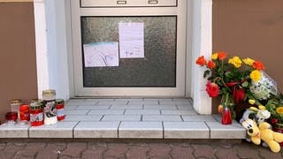Blumen, Kerzen und Kuscheltiere an Eingangstür eines Wohnhauses in Hockenheim