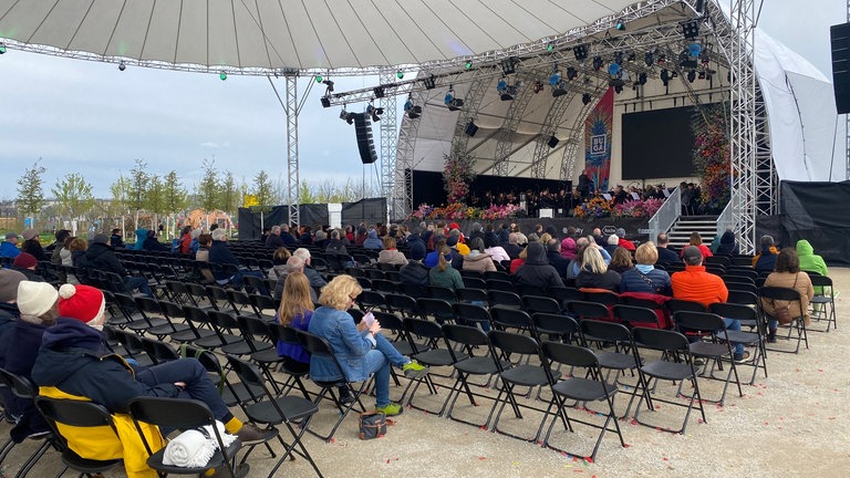 Impressionen vom zweiten BUGA23-Tag - an der großen Bühne im Spinellipark