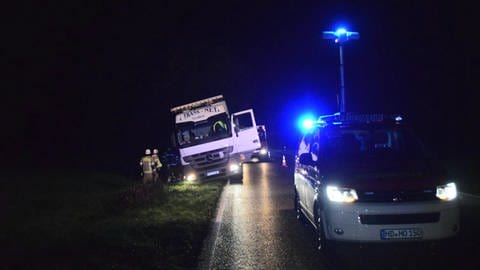 Lkw im Seitenstreifen, Feuerwehr leuchtet Szene aus