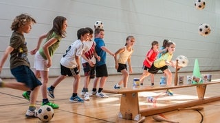 Spielerische Förderung der Allgemeinmotorik in der Ballschule für Grundschulkinder.