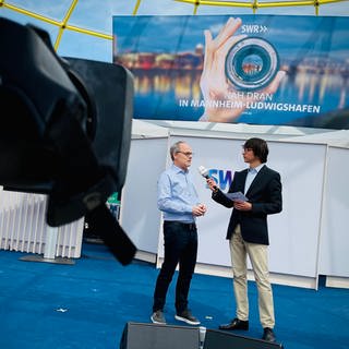 SWR-Intendant Kai Gniffke (l.) zu Gast im Gläsernen Studio auf dem Maimarkt.