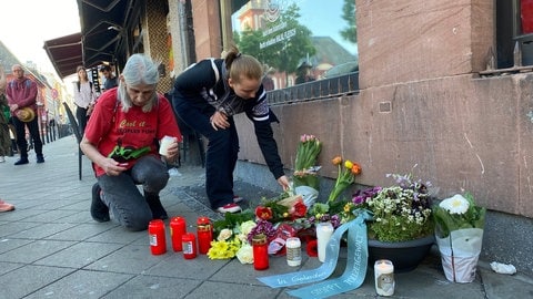 Erneut erinnern Blumen an das Geschehen in der Mannheimer Innenstadt